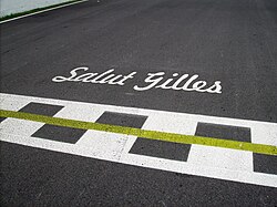 Tanda "Salut Gilles" yang berada di garis start-finis Sirkuit Gilles Villeneuve